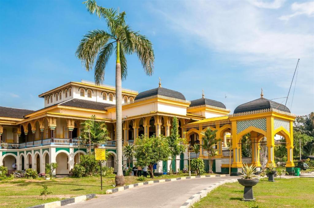 Amaliun Hotel Медан Экстерьер фото